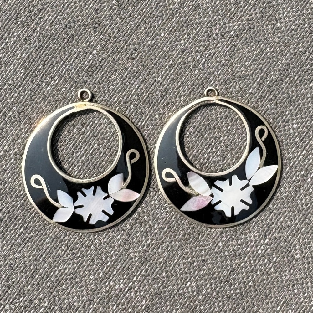 Alpaca Mexico Earring Pendants Black Mother of Pearl Style Floral Inlay Hoop 1.5